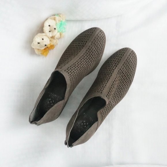 NEW Vince Camuto Perforated Ankle Boot, Bootie, Women Size 7.5 - Picture 3 of 6